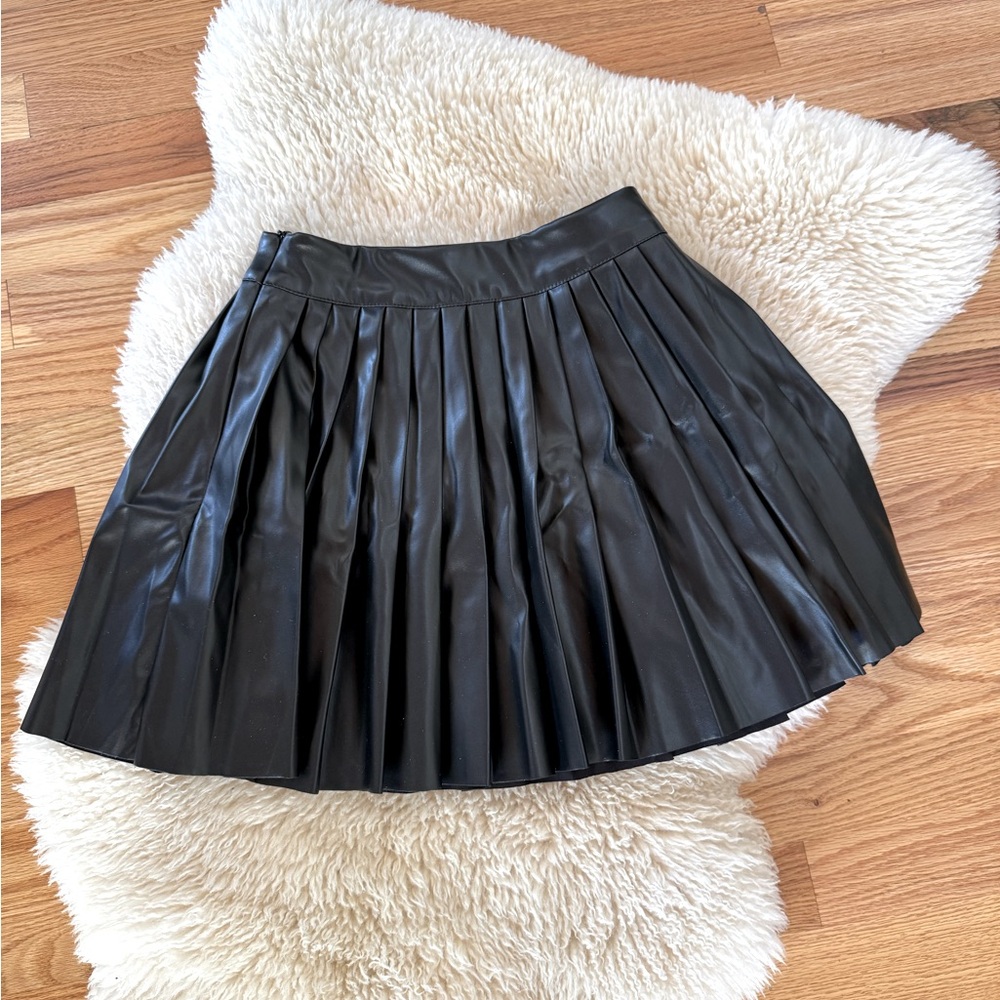 *NWOT. Faux Leather pleated skirt